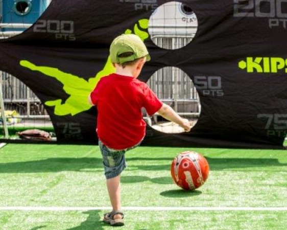 jongen voetballen