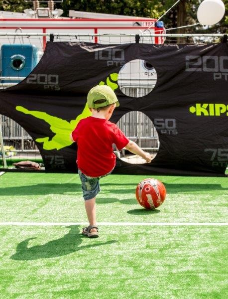 garçon jouant au foot